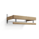 Väggmonterad hylla i ek med silverfärgade metallbeslag och rundad stång för upphängning