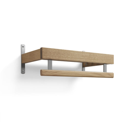 Väggmonterad hylla i ek med silverfärgade metallbeslag och rundad stång för upphängning