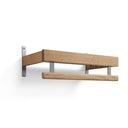 Vägghylla i ek med silverfärgade metallbeslag och rund handduksstång