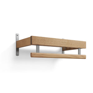 Vägghylla i ek med silverfärgade metallbeslag och rund handduksstång