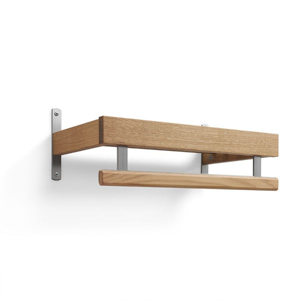 Vägghylla i ek med silverfärgade metallbeslag och rund handduksstång