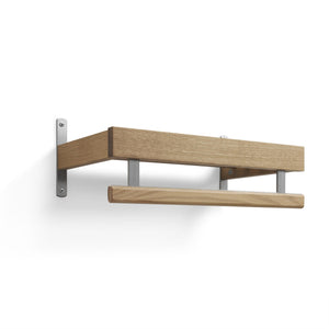 Väggmonterad hylla i ek med metallbeslag och handdukshängare i modern skandinavisk design