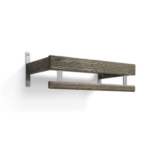 Väggmonterad hylla i mörkbejsat trä med kromade metallfästen och rundstav för handduksupphängning