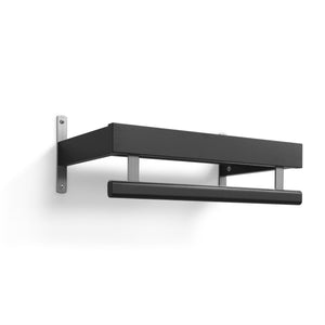 Väggmonterad hylla i svart trä med metallbeslag och rundad stång för handdukar eller kläder