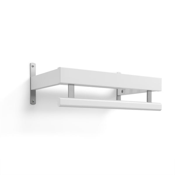 Vit väggmonterad hylla med handduksstång i modern skandinavisk design för badrum