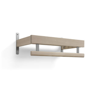 Väggmonterad hattodörshylla i ljust trä med metallbeslag och rundstav