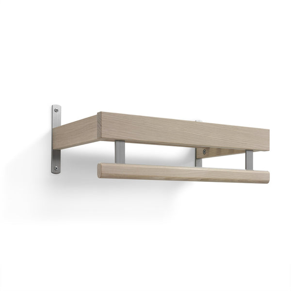 Väggmonterad hattodörshylla i ljust trä med metallbeslag och rundstav
