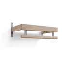 Väggmonterad hattmäshylla i ljust trä med metallbeslag och rundstav för upphängning