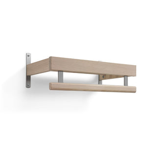 Väggmonterad hattmäshylla i ljust trä med metallbeslag och rundstav för upphängning