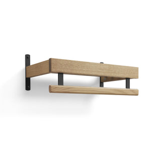 Väggmonterad träklädhängare i ek med svarta metallbeslag och rundad stång