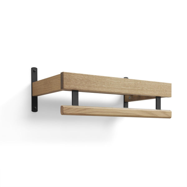 Väggmonterad träklädhängare i ek med svarta metallbeslag och rundad stång