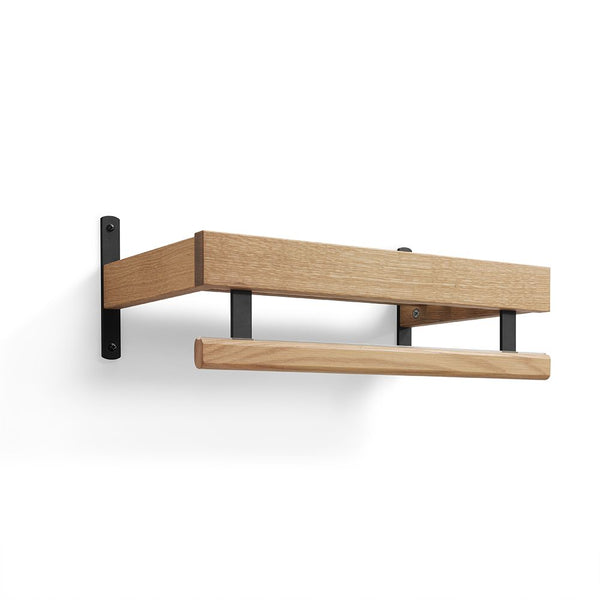 Väggmonterad hylla i ek med svarta metallbeslag och handduksstång