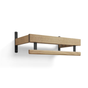 Väggmonterad hylla i ljust trä med svarta metallbeslag, modern industriell design