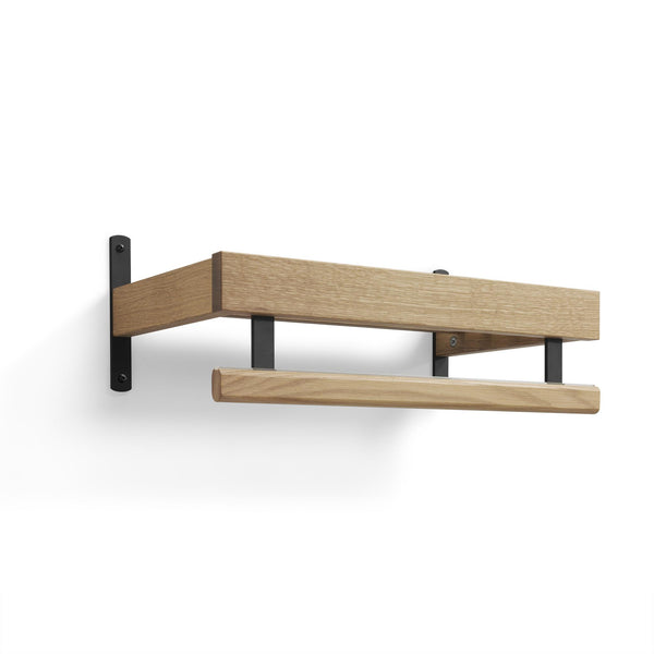 Väggmonterad hylla i ljust trä med svarta metallbeslag, modern industriell design