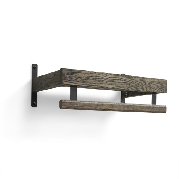 Väggmonterad trähylla med metallbeslag i mörkgrått, rustik finish med synlig ådring