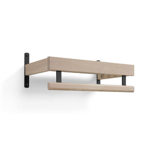 Väggmonterad hattställning i ljust trä med svarta fästen och rundad stång