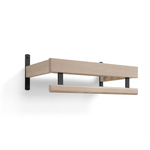 Väggmonterad hattställning i ljust trä med svarta fästen och rundad stång