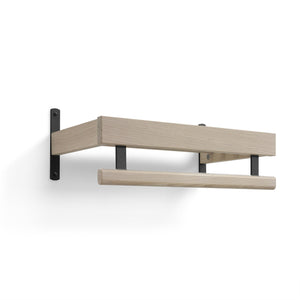 Väggmonterad handdukshängare i ljust trä med svarta metallbeslag och rundad stång