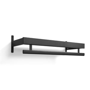 Svart väggmonterad hylla med handduksstång i modern design, perfekt för badrum eller kök