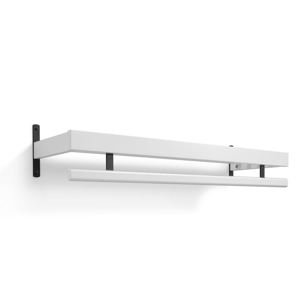 Vit väggmonterad hylla med rund stång och svarta fästen i minimalistisk design