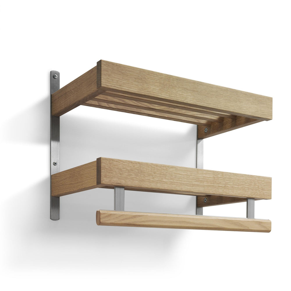 Väggmonterad hylla i ek med två nivåer och metallbeslag, inklusive handduksstång i trä