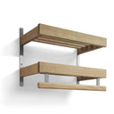 Väggmonterad hylla i ek med två nivåer och metallbeslag, inklusive handduksstång i trä