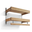 Väggmonterad trähylla med två nivåer i ek och metallbeslag, modern design för förvaring