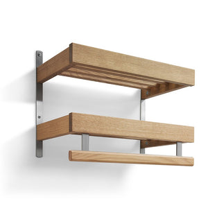 Väggmonterad trähylla med två nivåer i ek och metallbeslag, modern design för förvaring