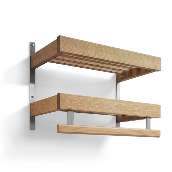 Väggmonterad trähylla med två nivåer i ek och metallbeslag, modern design för förvaring