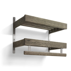 Väggmonterad vinhylla i mörkt trä med metallbeslag, två hyllplan och plats för hängande vinglas