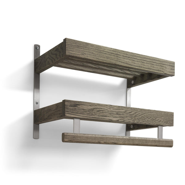 Väggmonterad vinhylla i mörkt trä med metallbeslag, två hyllplan och plats för hängande vinglas