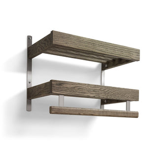 Tvålagrad väggmonterad vinhylla i brunt trä med metallbeslag och plats för vinflaskor