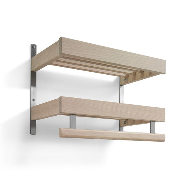 Väggmonterad hylla i ljust trä med metallbeslag, två nivåer och en hängstång för förvaring