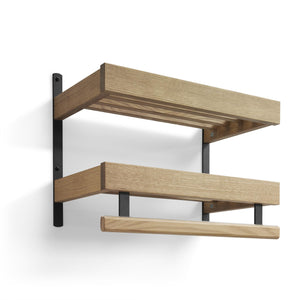 Väggmonterad hattyllehylla i ljust trä med svarta metallbeslag och två hyllplan med krokar