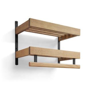 Vägghylla i ljust trä med svarta metallbeslag, två hyllplan och krokar för förvaring