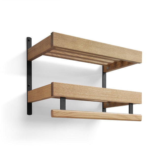 Vägghylla i ljust trä med svarta metallbeslag, två hyllplan och krokar för förvaring