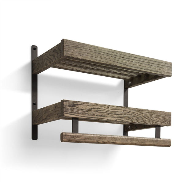 Väggmonterad vinhylla i mörkt trä med svarta metallbeslag, tre nivåer för vinflaskor