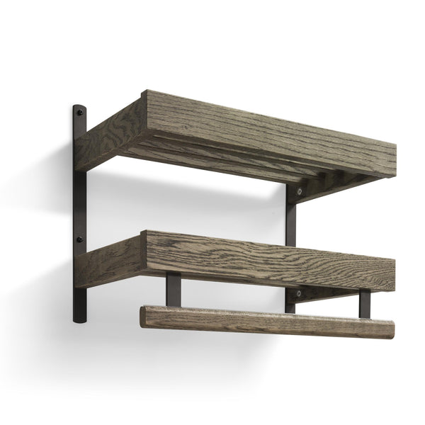 Väggmonterad hängare med två hyllplan i gråbrunt trä och svarta metallbeslag för förvaring