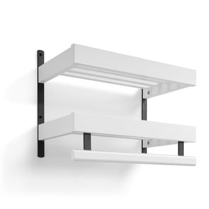 Vit väggmonterad hylla med svarta fästen i två nivåer, modern minimalistisk design