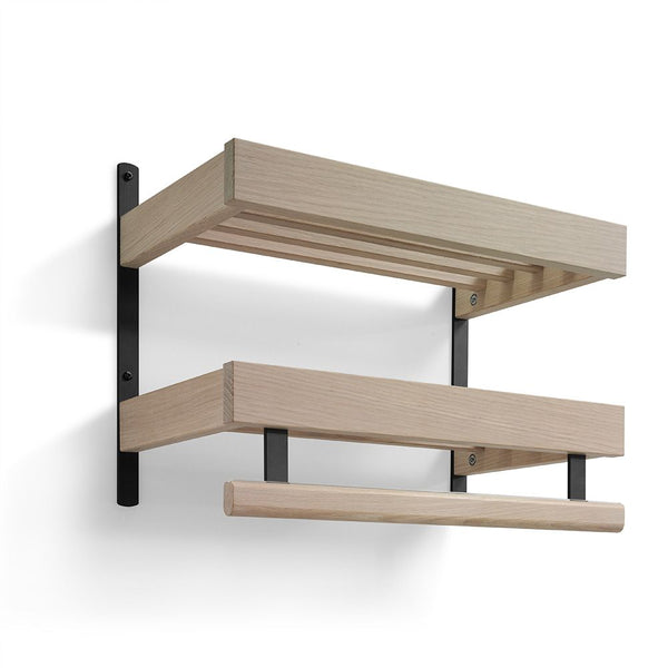 Väggmonterad hallhylla i ljust trä med svarta fästen, två hyllplan och krokar för kläder
