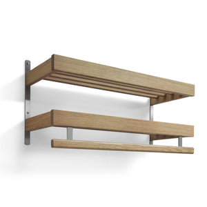 Väggmonterad hylla i ek med metallbeslag, två nivåer och ribbor för förvaring