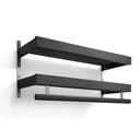 Svart väggmonterad hylla med två nivåer och en stång, tillverkad i trä med metallbeslag i rostfritt stål