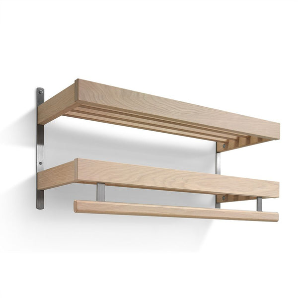 Väggmonterad hattmöbel i ek med två hyllplan och garderobsstång i ljust trä med metallbeslag