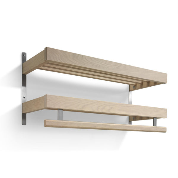 Väggmonterad hylla i ljust trä med två hyllplan, slatad överyta och rundstav, samt silverfärgade metallkonsoler