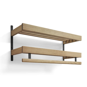 Väggmonterad hylla i ek med svarta fästen, två nivåer med ribbor för förvaring