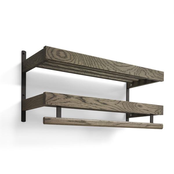 Väggmonterad hylla med två träplankor och stång i mörkbetsad ek med svarta metallbeslag