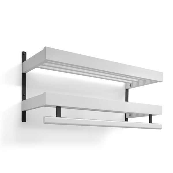 Väggmonterad hylla i vitt med svarta fästen, två hyllplan och underhängande stång för förvaring