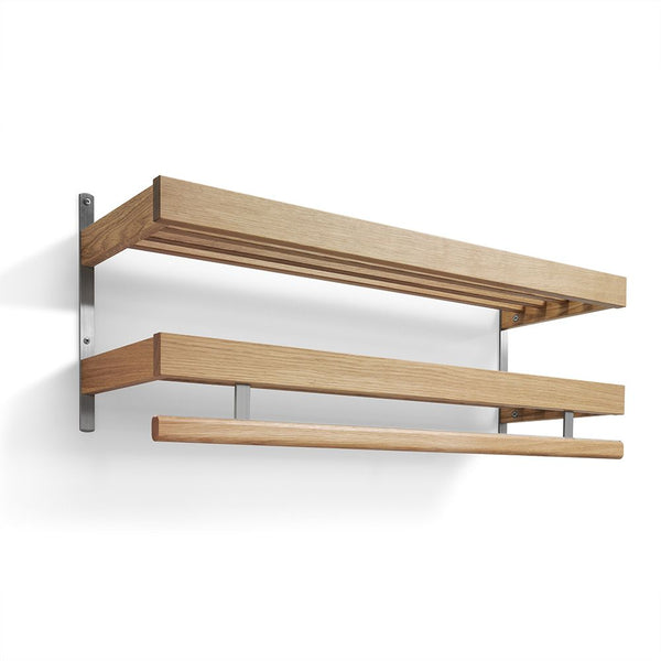 Väggmonterad hylla i ek med metallbeslag och uttag för handdukar