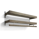 Väggmonterad hylla med tre träplankor i gråbrun ek och metallkonsoler i grått