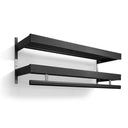 Svart väggmonterad hylla med två plan och handduksstång i modern design